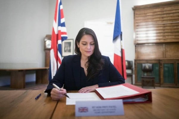 شهدت وزيرة الداخلية البريطانية بريتى باتيل توقيع اتفاقية يوم السبت لتعزيز وجود الشرطة فى القنانة الانجليزية مع نظيرها الفرنسي جيرالد دارمانين .