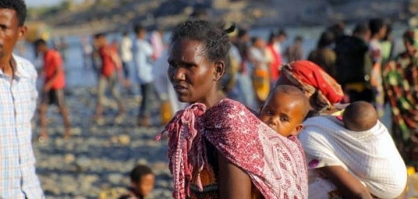 لاجئون إثيوبيون يفرون من الاشتباكات في منطقة تيغراي يعبرون الحدود إلى السودان. - من باب المجاملة مفوضية الأمم المتحدة لشؤون اللاجئين