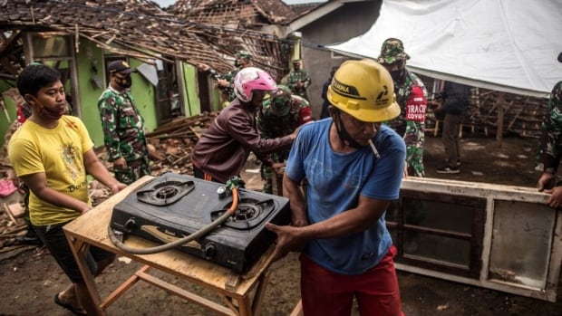 8 قتلى في زلزال إندونيسيا ، الرئيس يأمر ببذل جهود إنقاذ