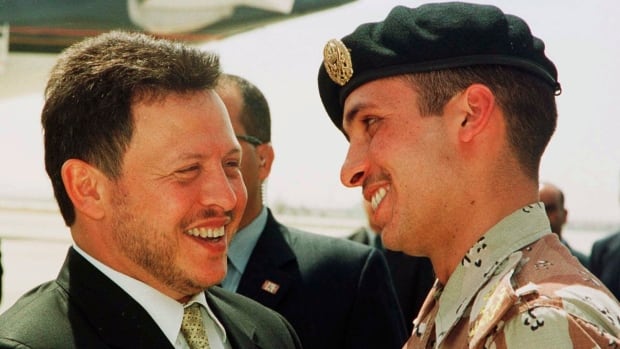 الأمير حمزة يتعهد بالولاء للملك الأردني بعد خلاف عام