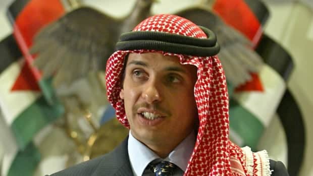 الأمير حمزة يقول إنه قيد الإقامة الجبرية وسط حملة أمنية