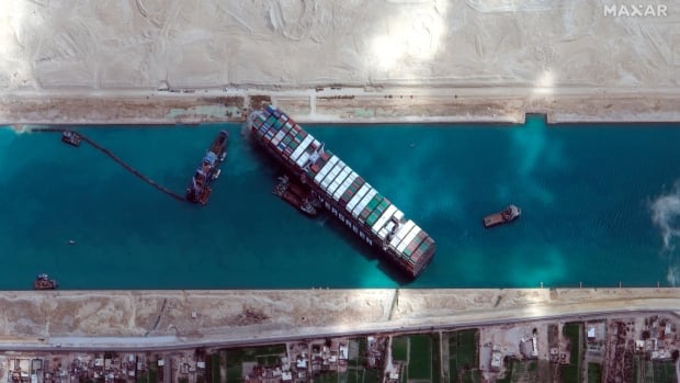 سفينة عالقة في قناة السويس ممنوعة من مغادرة مصر حتى يتم سداد فاتورة 900 مليون دولار