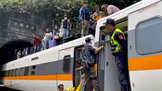 مقتل 51 شخصًا على الأقل في تايوان مع خروج القطار عن مساره بعد انقلاب الشاحنة إلى أسفل التل على المسار الصحيح