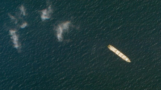 وتقول إيران إن سفينة الشحن الراسية قبالة اليمن تعرضت للهجوم