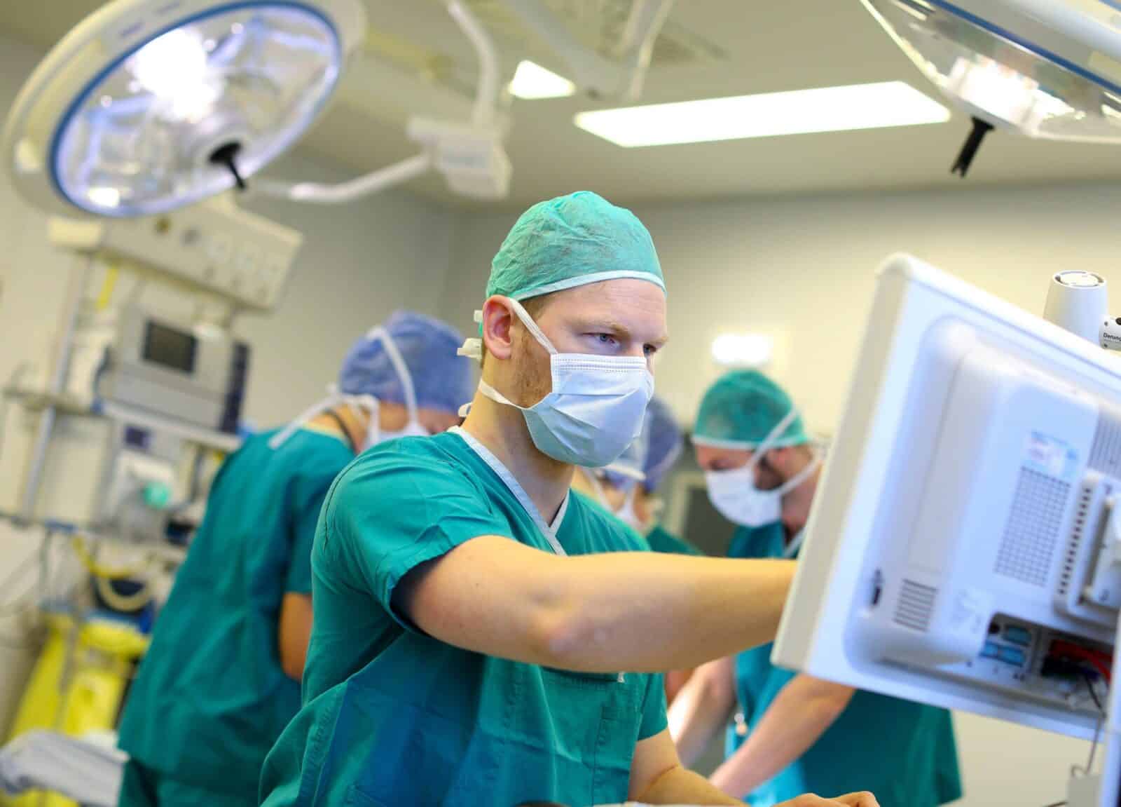 أطباء دبي يزيلون ورم ليفي ضخم من امرأة بعد إجهاضها - خبر
