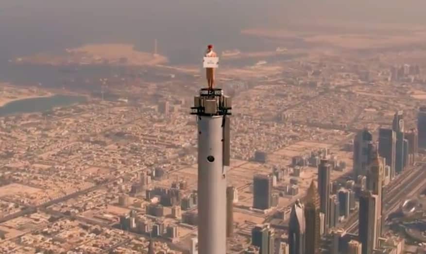 السفر بين الإمارات والمملكة المتحدة: لقطة طيران الإمارات الاحتفالية فوق برج خليفة "حقيقية للغاية"