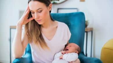 اعراض اكتئاب ما بعد الولادة للنساء، وكيفية التعامل معه بشكل صحيح لصحة نفسية افضل