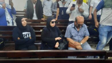 وصول والدة ووالد نيرة أشرف لحضور أولى جلسات محاكمة المتهم بقتل ابنتيهما