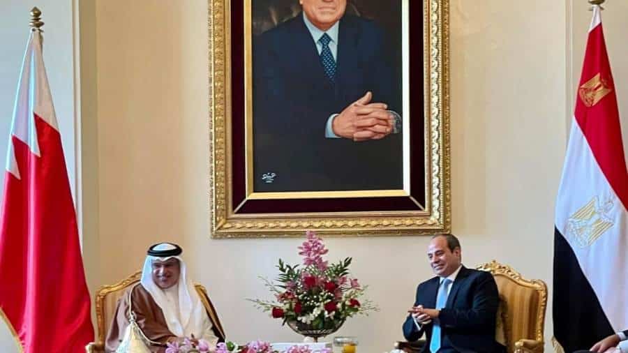 صورة للرئيس السيسى تزين جلسة مباحثاته مع ولى عهد البحرين فى المنامة