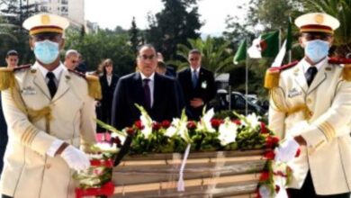 رئيس الوزراء يزور مقام الشهيد بالعاصمة الجزائرية ويضع إكليلا من الزهور تكريما لأرواح الشهداء