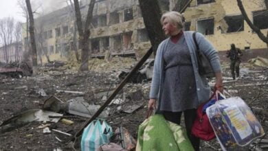 حاكم دونيتسك: مقتل 6 أشخاص بعد إصابة صورايخ روسية مبنى سكني