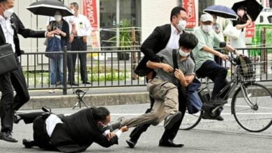 وكالة يابانية: قاتل شينزو آبي اعترف بمحاولته صنع قنبلة يدوية