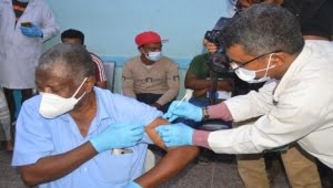 أخبار : مأرب.. تطعيم أكثر من 7600 شخص بلقاح مضاد لفيروس كورونا