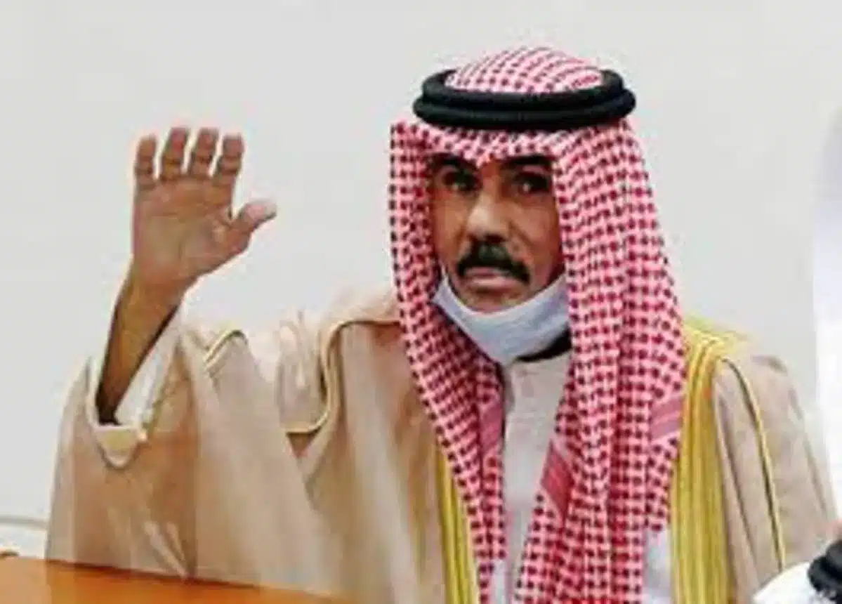 أمير الكويت يشهد مراسم صلاة جنازة الشيخ نواف الأحمد الصباح