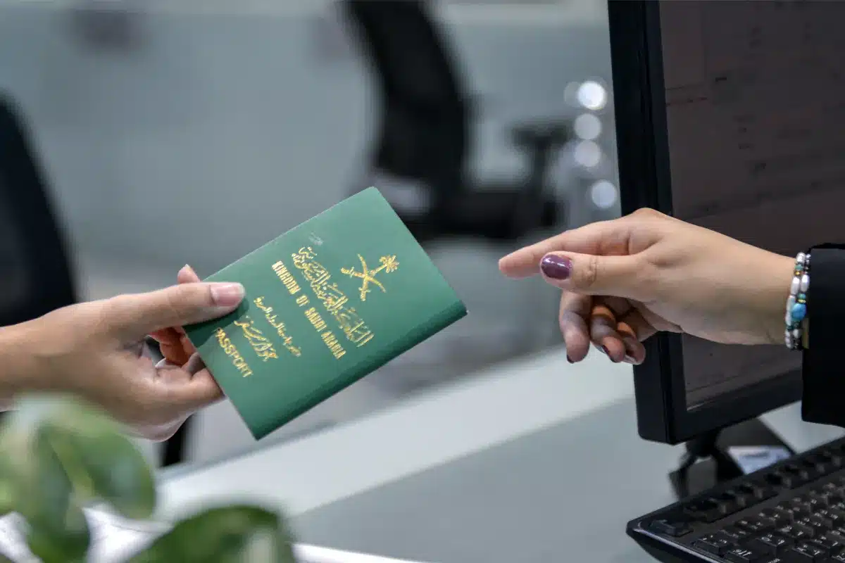 الجوازات السعودية تعلن آلية رسوم المرافقين 2024 للأجانب المقيمين وخطوات تقديم طلبات الإعفاء
